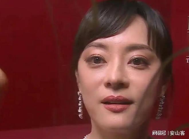 坏杨幂不敢露脸只有赵今麦扛住了！冰球突破平台芭莎之夜被镜头签吓(图9)